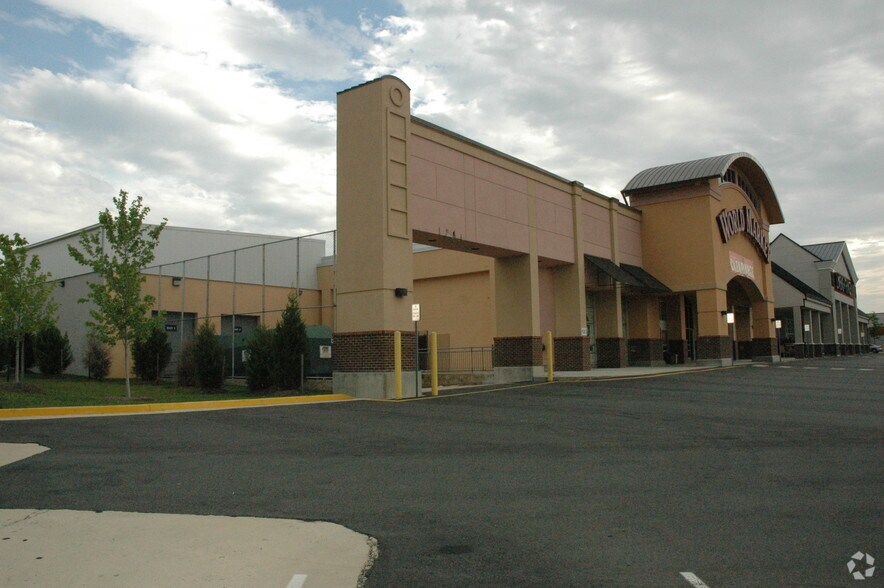 More Photos Of 2051 Chain Bridge Rd, Vienna Freestanding For Lease