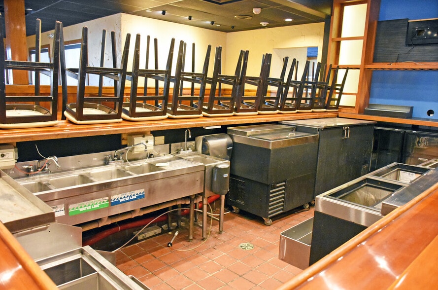 More Photos Of 3939 1st Ave SE, Cedar Rapids Restaurant For Lease