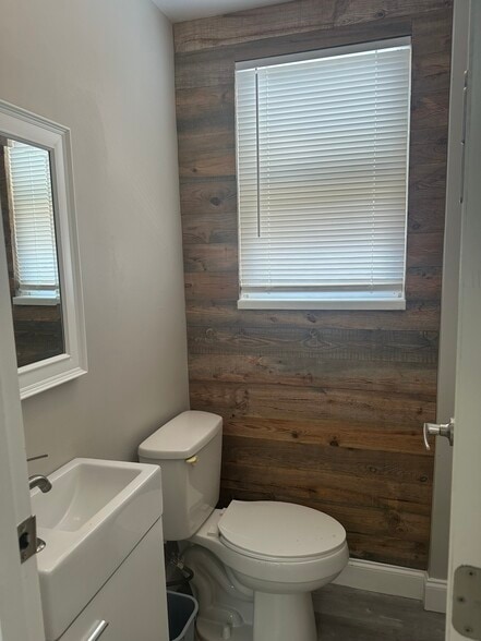 More Photos Of 710 1st Ave SW, Largo Office For Lease