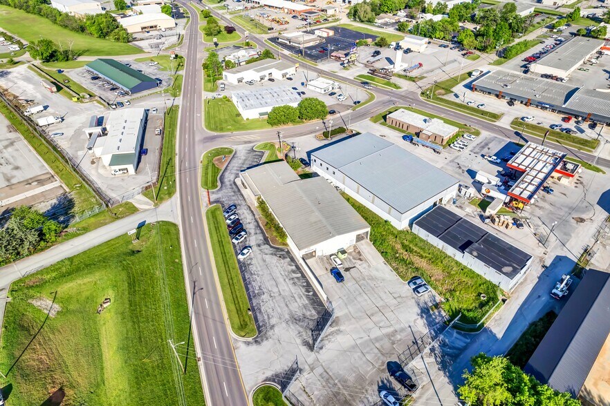 More Photos Of 5225 S Middlebrook Pike, Knoxville Showroom For Sale