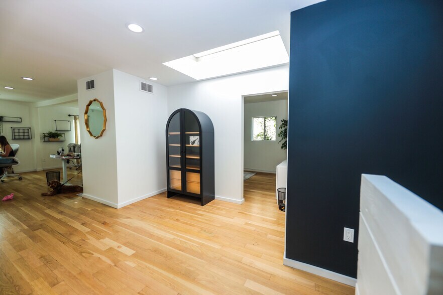 More Photos Of 616 N Robertson Blvd, West Hollywood Storefront Retail Office For Sale