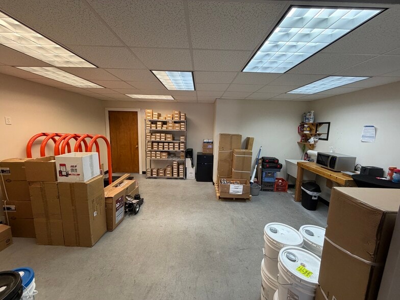 More Photos Of 10 Kendrick Rd, Wareham Flex For Lease