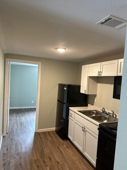 More Photos Of 2001 E 20th St, Hooks Apartments For Sale