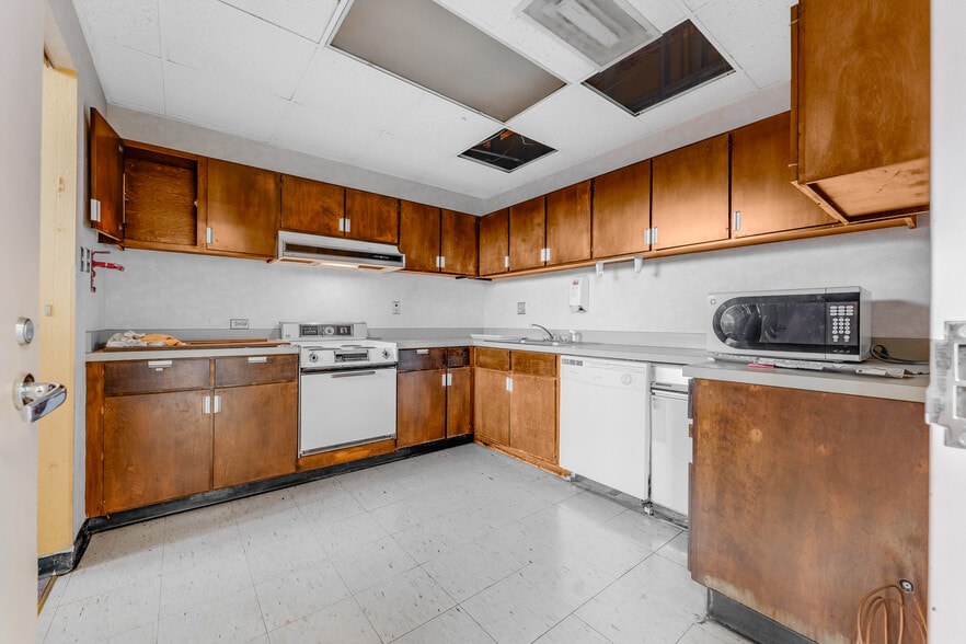 More Photos Of 214 Merchant St, Fairmont Bank For Sale