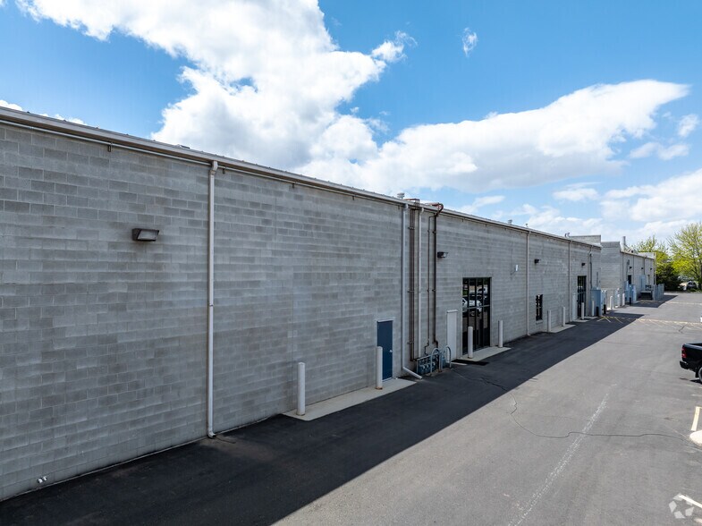 More Photos Of 651 S Stratford Dr, Meridian Office For Lease