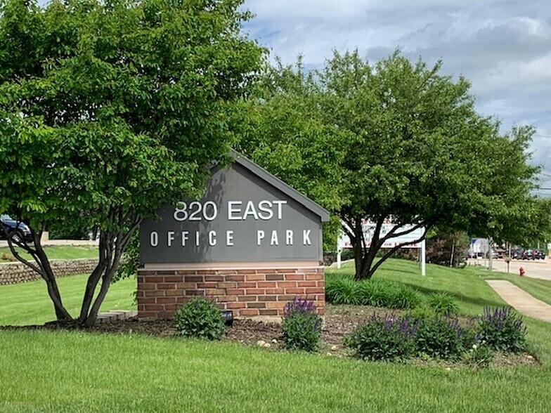 More Photos Of 820 E Terra Cotta Ave, Crystal Lake Office For Sale
