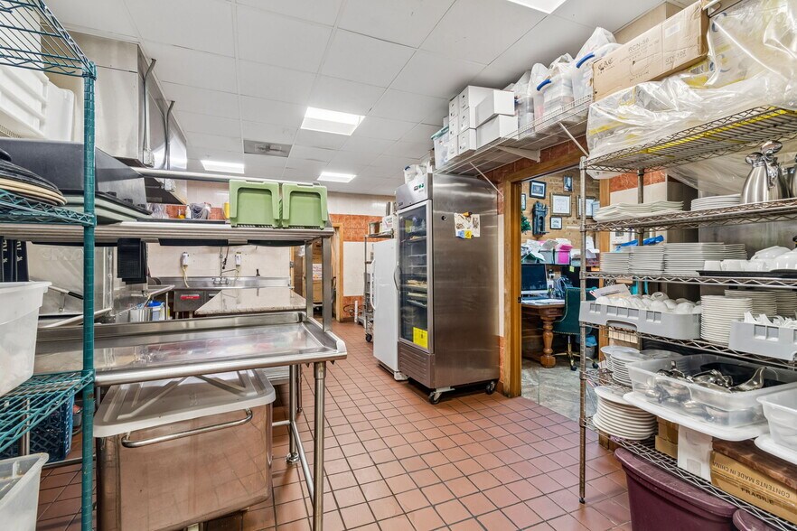 More Photos Of 3007 Commercial Way, Spring Hill Restaurant For Sale