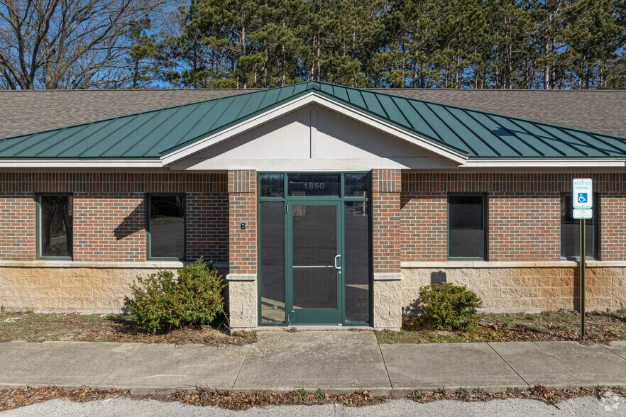 More Photos Of 957 Brookhaven Ct, Muskegon Office For Sale