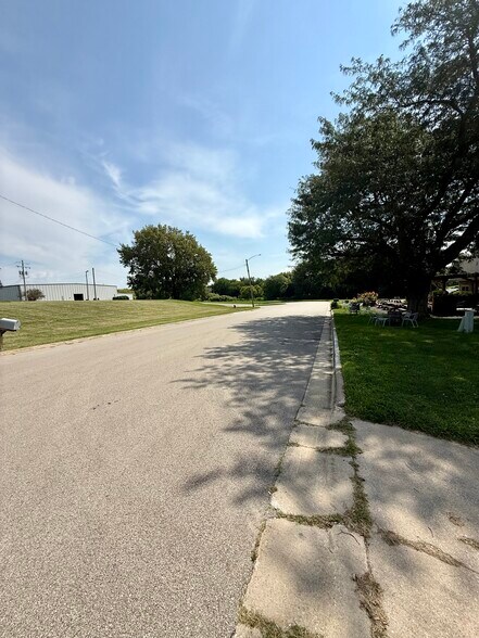 More Photos Of 1805 Industrial Park Dr, Normal Light Distribution For Lease