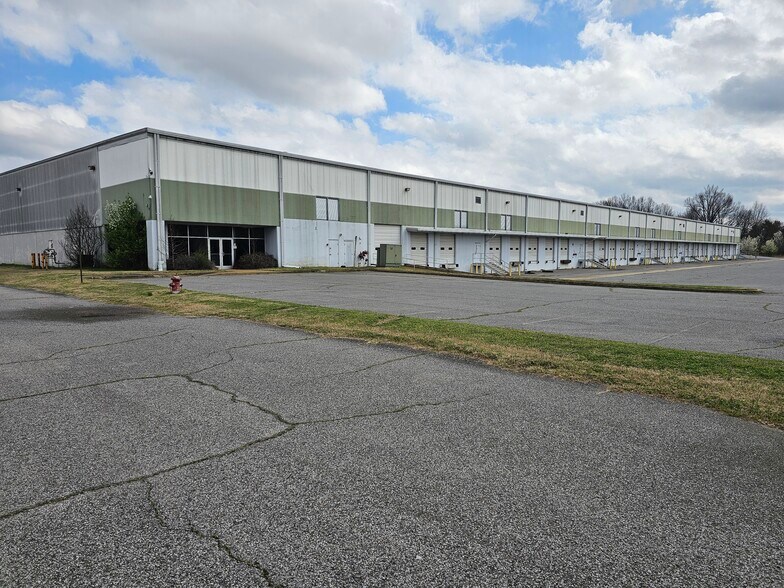 More Photos Of 4270 Chrysler Dr, Memphis Distribution For Lease