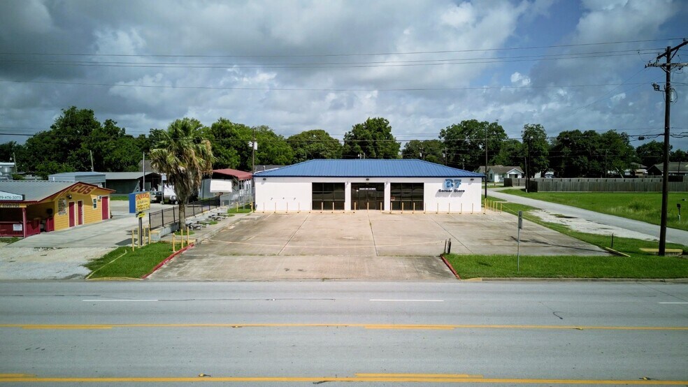 More Photos Of 8799 State Highway 35 N, Van Vleck Convenience Store For Sale