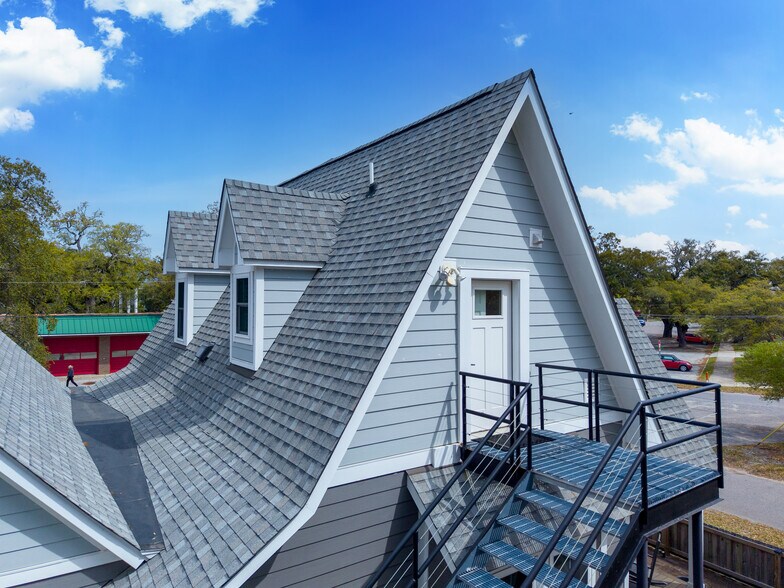 More Photos Of 119 N Davis St, Southport Hospitality For Sale