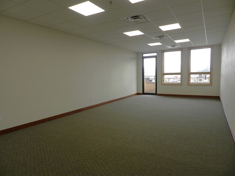 More Photos Of 1404 Hawk Pky, Montrose Medical For Lease