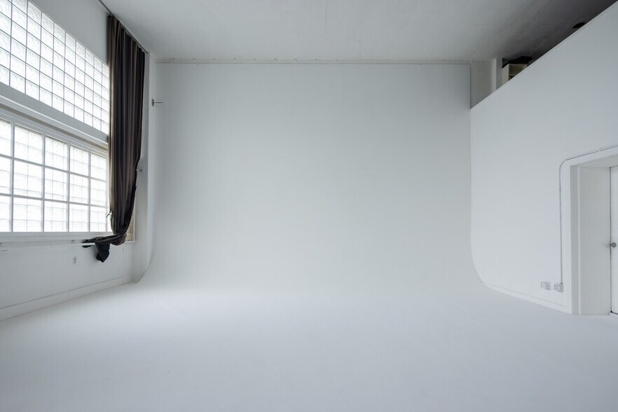 More Photos Of 1441 N McCadden Pl, Los Angeles Showroom For Sale