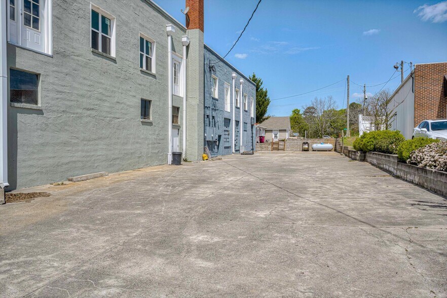 More Photos Of 111 Main Street, Lincolnton Flex For Sale