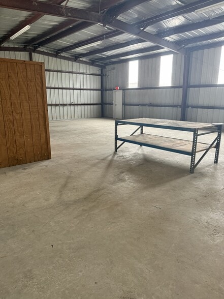 More Photos Of 1025 Ravia Rd, Sulphur Warehouse For Lease
