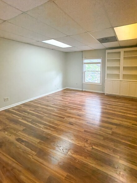 More Photos Of 890 Johnnie Dodds Blvd, Mount Pleasant Office For Lease