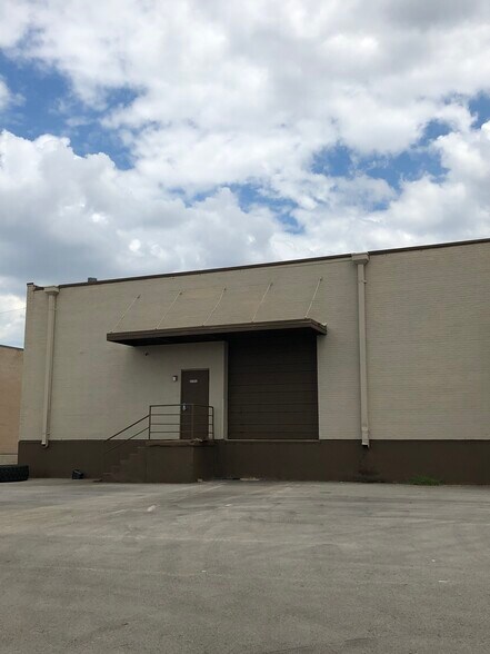 More Photos Of 13619-13625 Neutron Rd, Farmers Branch Light Manufacturing For Lease