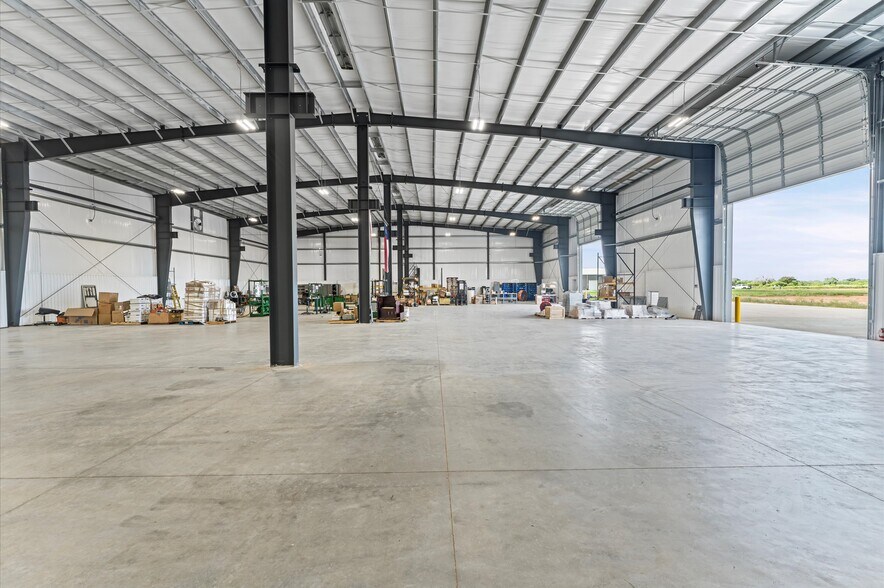 More Photos Of 30011 Binford Park Rd, Waller Warehouse For Lease