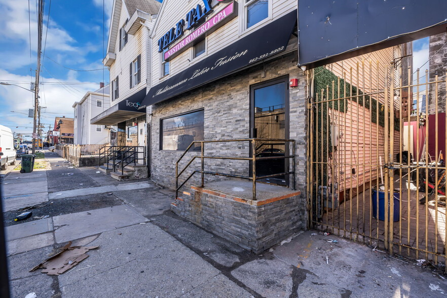 More Photos Of 166 Getty Ave, Paterson Restaurant For Lease