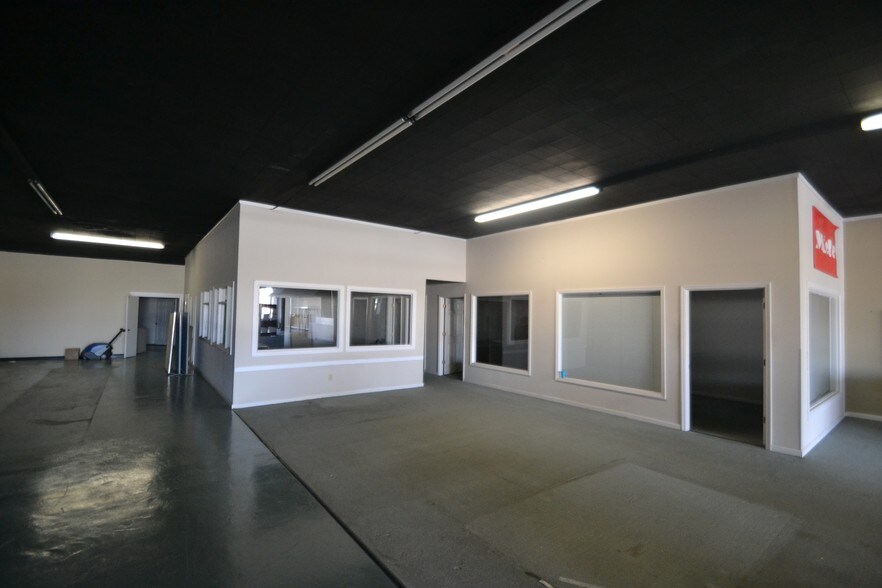 More Photos Of 4702-4718 Hamilton Rd, Columbus Showroom For Lease
