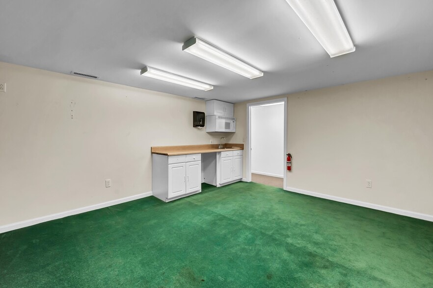 More Photos Of 50 S End Plz, New Milford Light Distribution For Sale