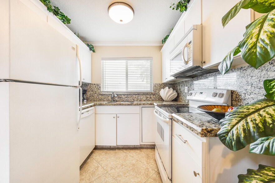 More Photos Of 2648 NE 32nd St, Fort Lauderdale Hotel For Sale