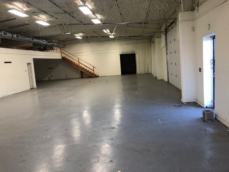 More Photos Of 1008 NW 82nd St, Oklahoma City Service For Lease