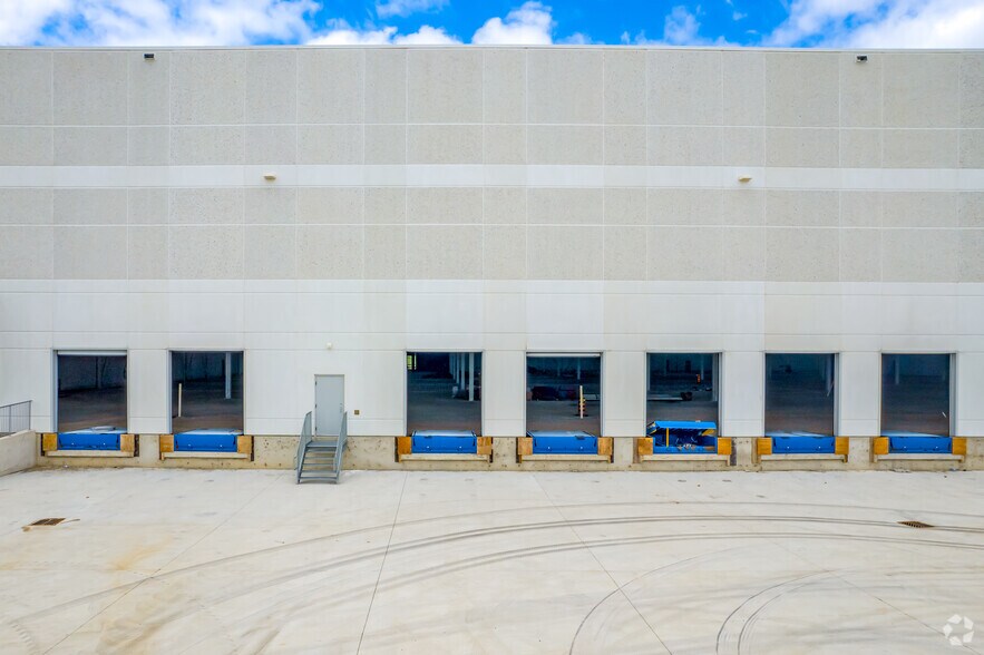 More Photos Of 865 Gibraltar Rd, Vaughan Distribution For Lease