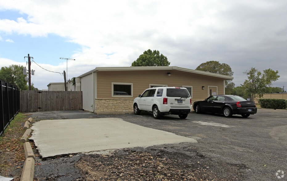 More Photos Of 1128 Westwood Dr, Rosenberg Office For Lease