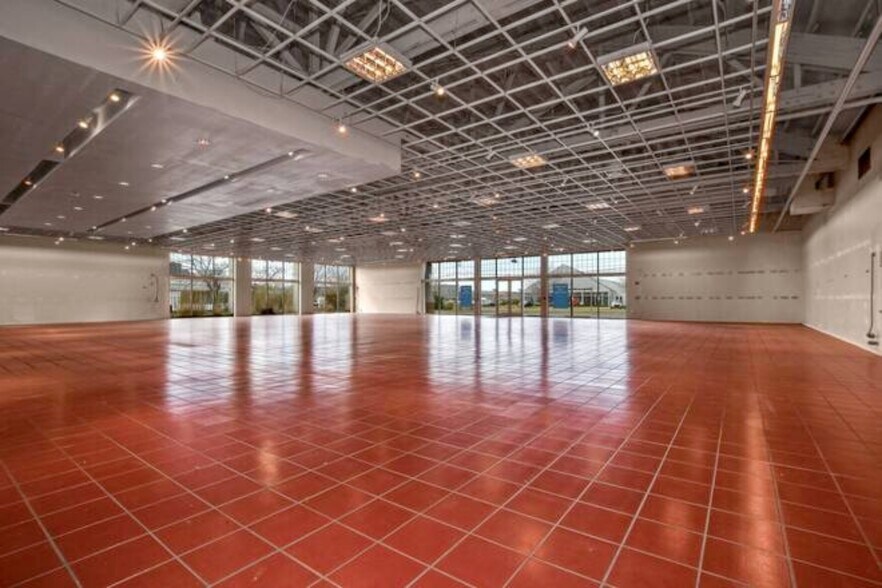 More Photos Of 54 Montauk Hwy, Southampton Freestanding For Sale