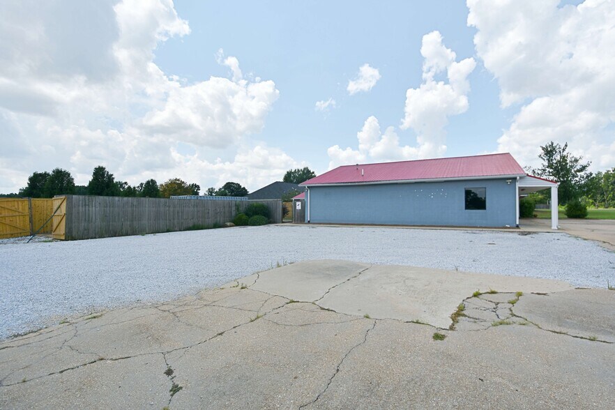 More Photos Of 833 Old Highway 45, Saltillo Freestanding For Lease