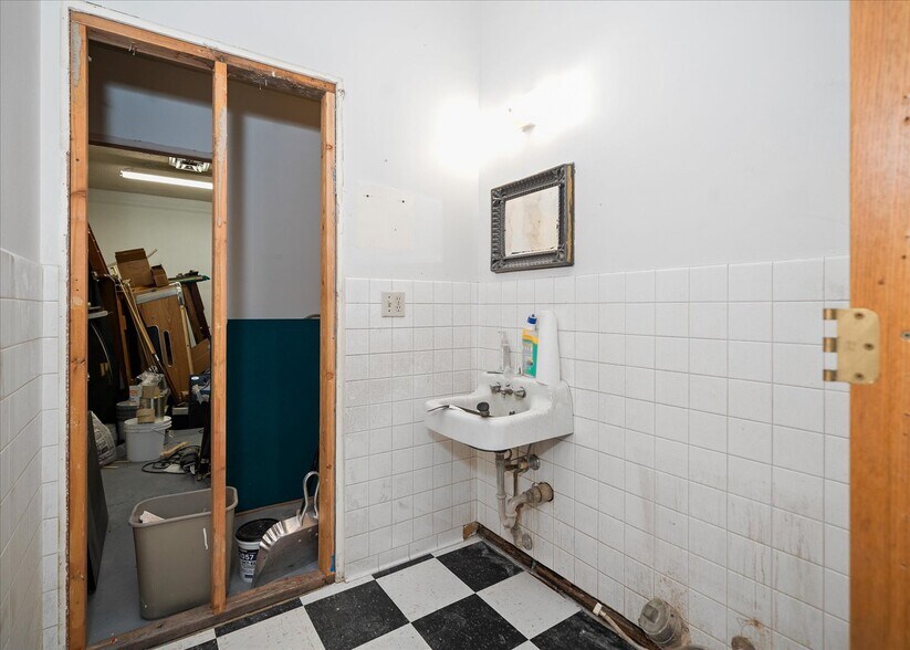 More Photos Of 120-124 E Crawford St, Deer Park Freestanding For Sale