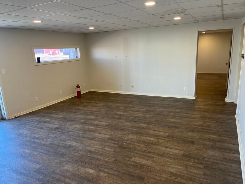 More Photos Of 908 E North St, Salina Warehouse For Lease