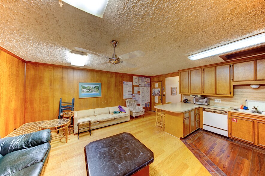 More Photos Of 10002 Grover Ln, Houston Warehouse For Sale