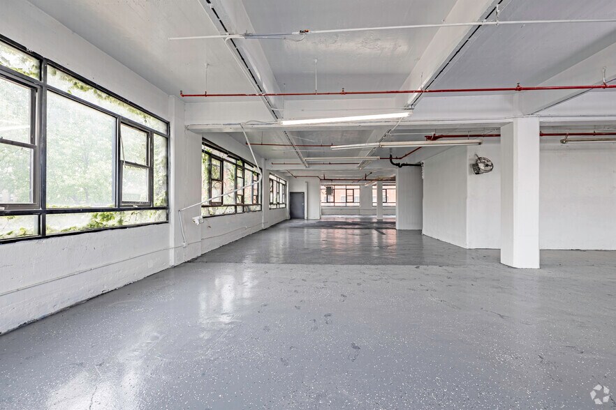 More Photos Of 753-755 E 134th St, Bronx Warehouse For Lease