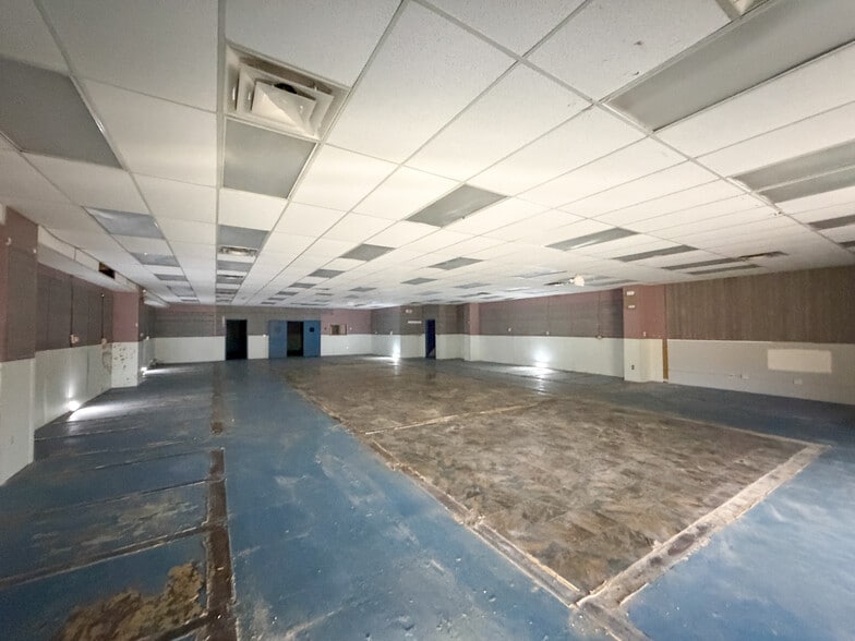 More Photos Of 900 W Chapel Rd, Asheville Showroom For Sale