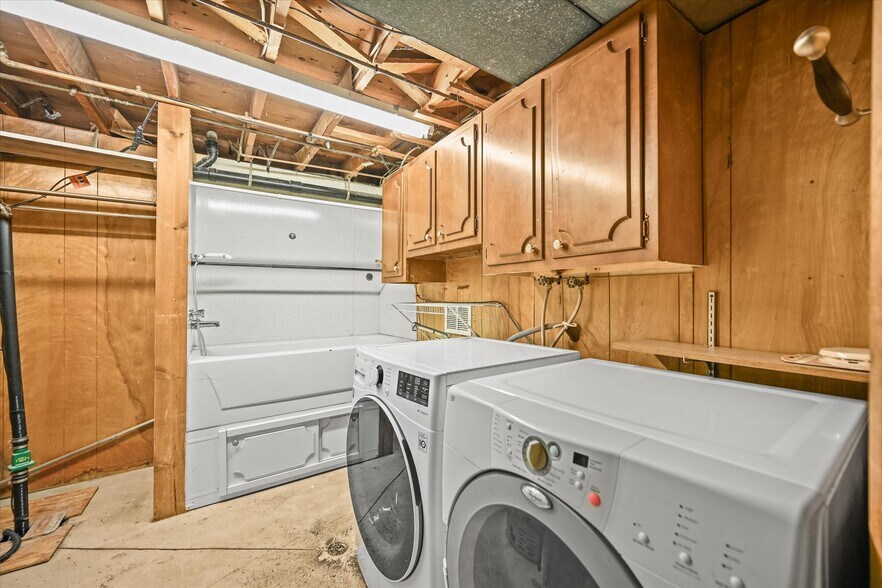 More Photos Of 1335 S Kio St, Watkins Veterinarian Kennel For Sale