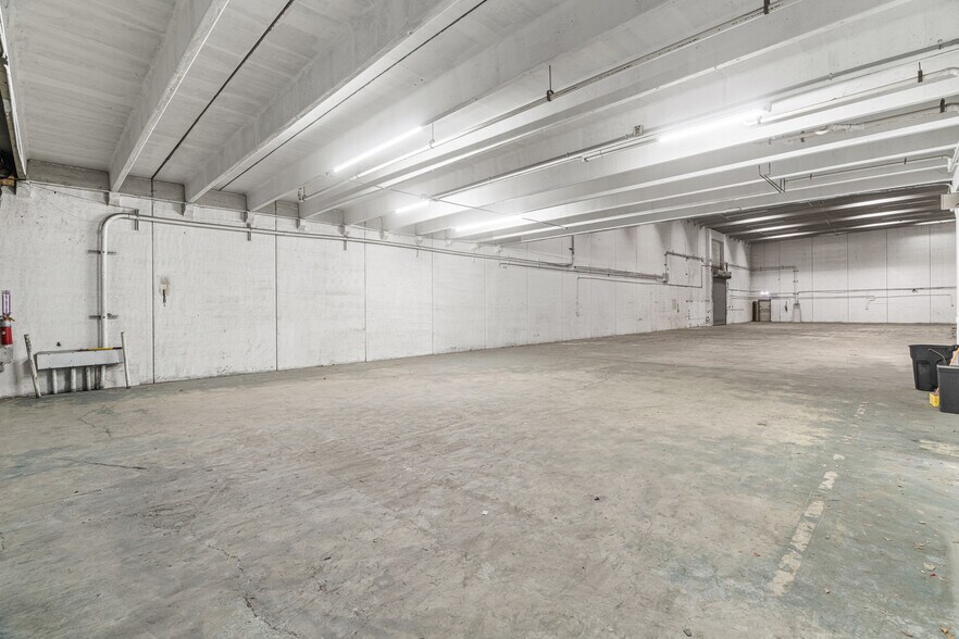 More Photos Of 2741 W 76th St, Hialeah Warehouse For Lease