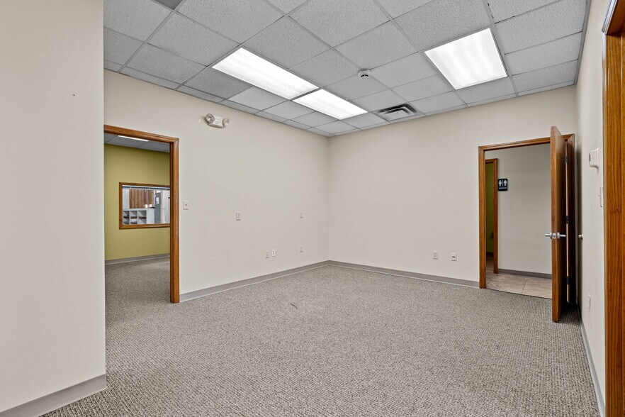 More Photos Of 311 N Waverly Ave, Springfield Warehouse For Lease