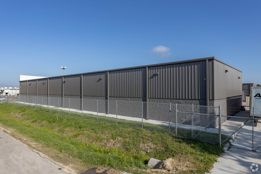 More Photos Of 8918 Winkler Dr, Houston Unknown For Lease