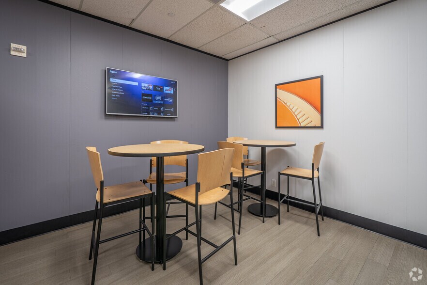 More Photos Of 12 Greenway Plz, Houston Coworking Space