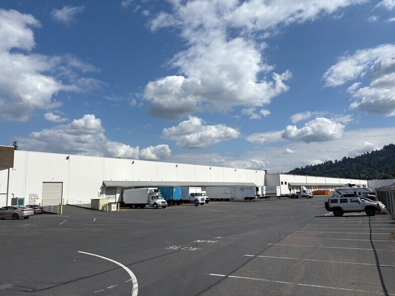 More Photos Of 3601 NW Yeon Ave, Portland Warehouse For Lease