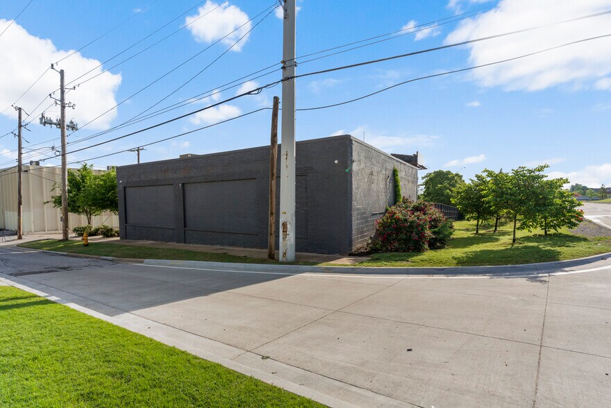 More Photos Of 621 S Kenosha Ave, Tulsa Auto Repair For Sale