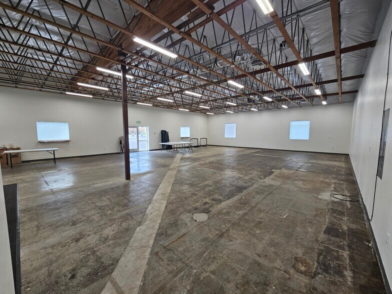 More Photos Of 1775 N 10th St, Central Point Storefront Retail Office For Lease