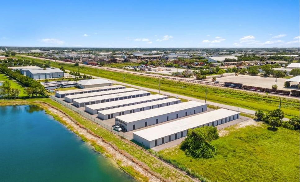 More Photos Of 3422 Palm Ave, Fort Myers Self Storage For Lease