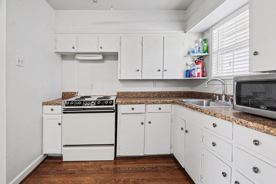 More Photos Of 1004 18th Pl, Plano Office For Lease