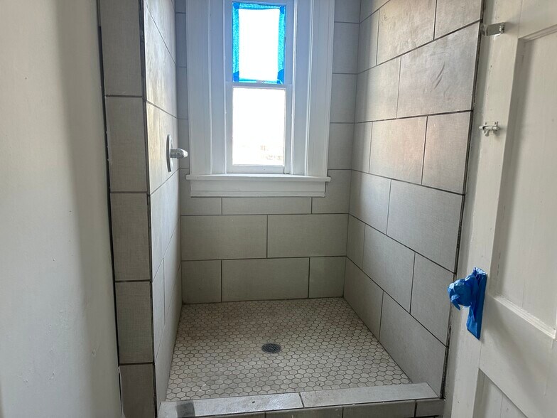 More Photos Of 33 E 2nd St, Manchester General Retail For Sale