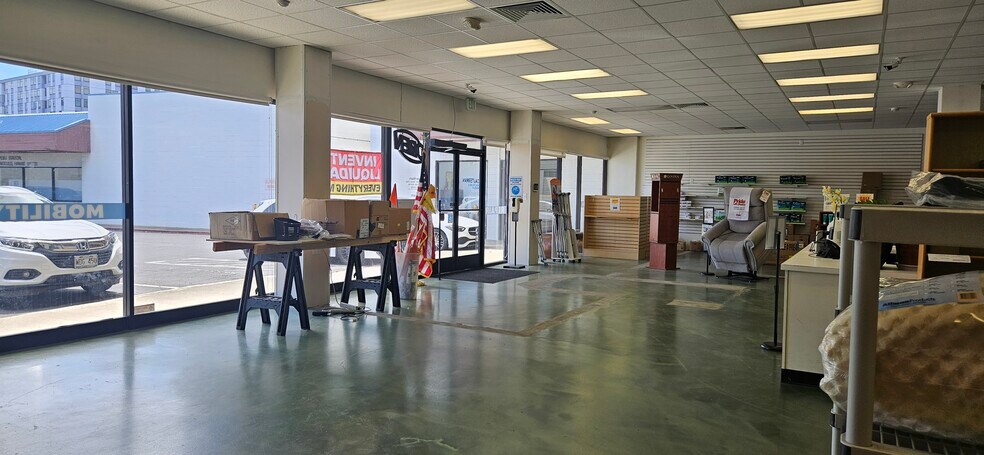 More Photos Of 2700 S King St, Honolulu Unknown For Lease