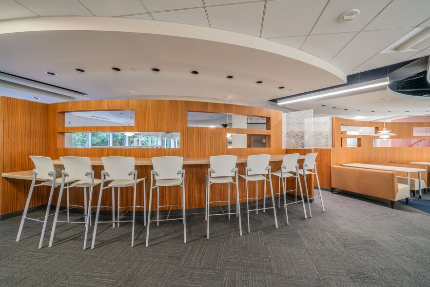 More Photos Of 11403 Compaq Center West Dr, Houston Research And Development For Lease